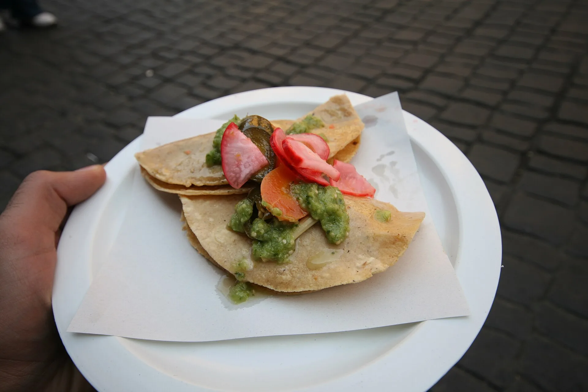 Assortiment de tacos mexicains garnis de viande, d'oignon et de coriandre