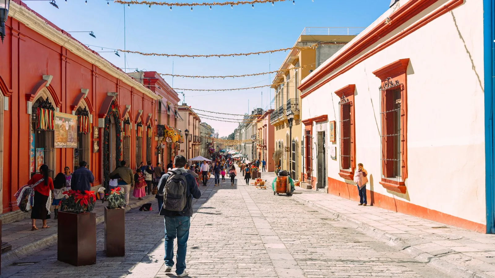 Rue colorée d'une ville coloniale du centre du Mexique, entre Puebla et Oaxaca